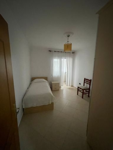 Tirane, jepet me qera apartament 2+1+Aneks+Ballkon Kati 2, 600 € (spitali qsut , shkolla e bashkuar)