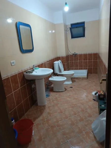 Tirane, jepet me qera apartament 2+1 , 90 m² 500 € (kamez)