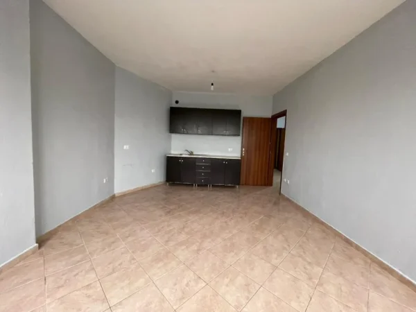Tirane, jepet me qera apartament 1+1 Kati 4, 55 m² 300 € (Yzberisht)