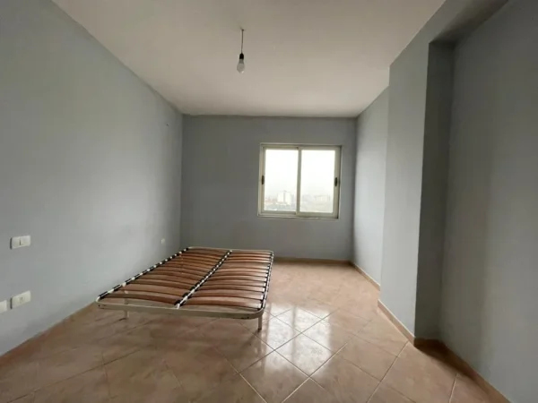 Tirane, jepet me qera apartament 1+1 Kati 4, 55 m² 300 € (Yzberisht)