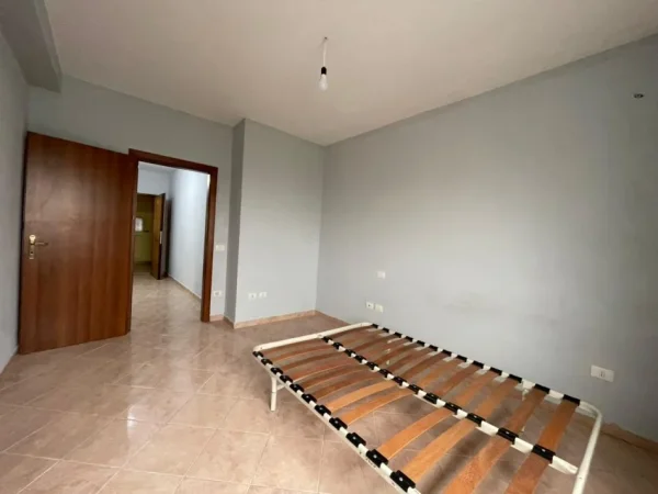 Tirane, jepet me qera apartament 1+1 Kati 4, 55 m² 300 € (Yzberisht)