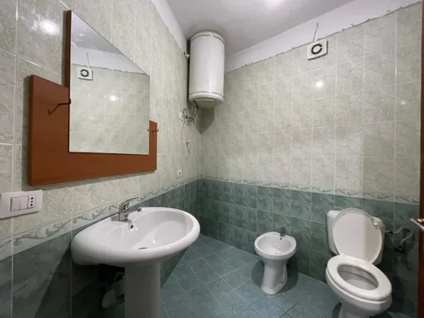 Tirane, jepet me qera apartament 1+1 Kati 4, 55 m² 300 € (Yzberisht)