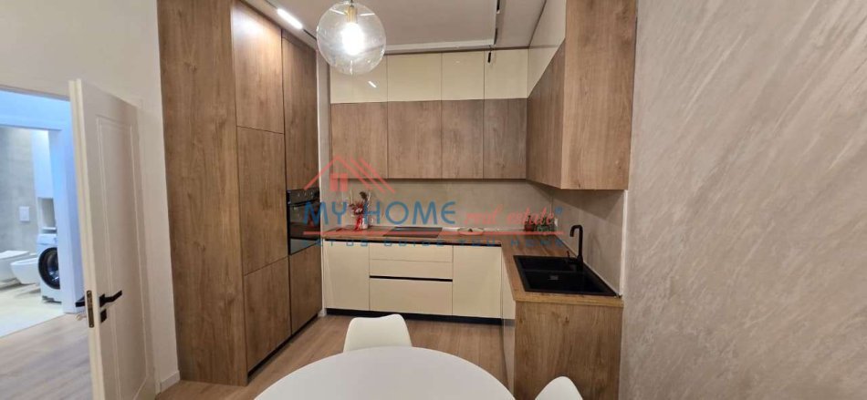 Tirane, jepet me qera apartament 2+1+Ballkon Kati 3, 100 m² 1.500 € (Rruga e Barrikadave)
