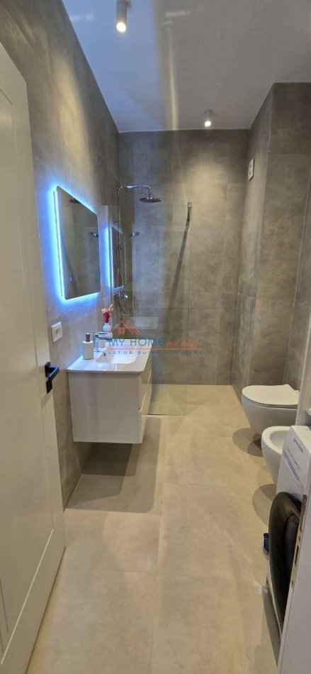 Tirane, jepet me qera apartament 2+1+Ballkon Kati 3, 100 m² 1.500 € (Rruga e Barrikadave)