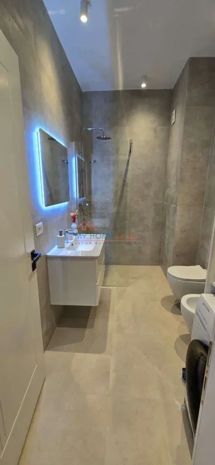 Tirane, jepet me qera apartament 2+1+Ballkon Kati 3, 100 m² 1.500 € (Rruga e Barrikadave)