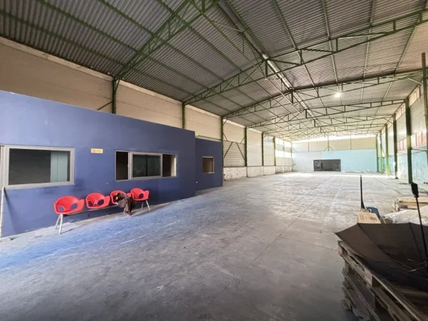 Tirane, jepet me qera magazine Kati 0, 660 m² 2.200 € 