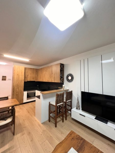 Tirane, jepet me qera apartament 2+1 Kati 7, 110 m² 700 € (Yzberisht)