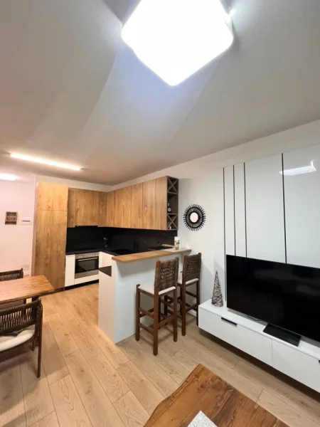Tirane, jepet me qera apartament 2+1 Kati 7, 110 m² 700 € (Yzberisht)