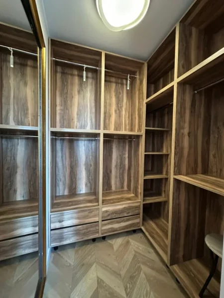 Tirane, jepet me qera apartament 1+1 Kati 7, 90 m² 1.300 € (Prane Liqenit Artificial)