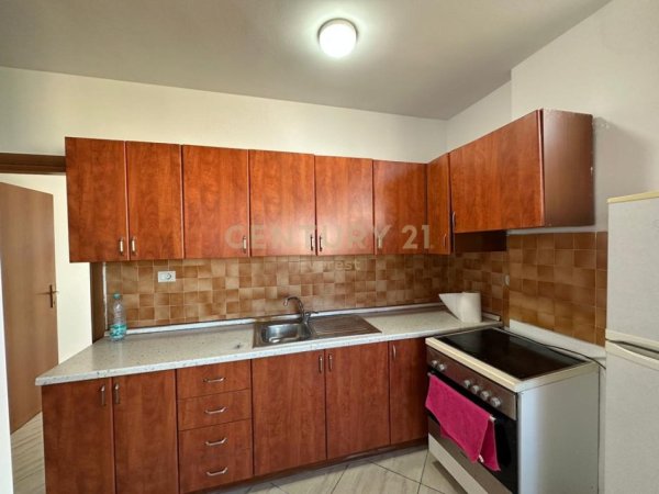 Tirane, jepet me qera apartament 2+1 Kati 5, 125 m² 600 € (Xhamllik)