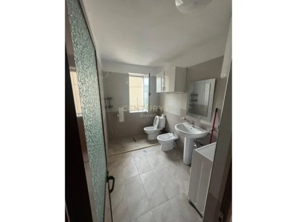 (Ish Tregu Elektrik),  shitet apartament 2+1 Kati 3, 70 m²  550€ /muaj