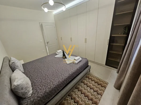 Tirane, jepet me qera apartament 2+1+Ballkon Kati 4, 110 m² 1.300 € (RRUGA E BOGDANEVE)