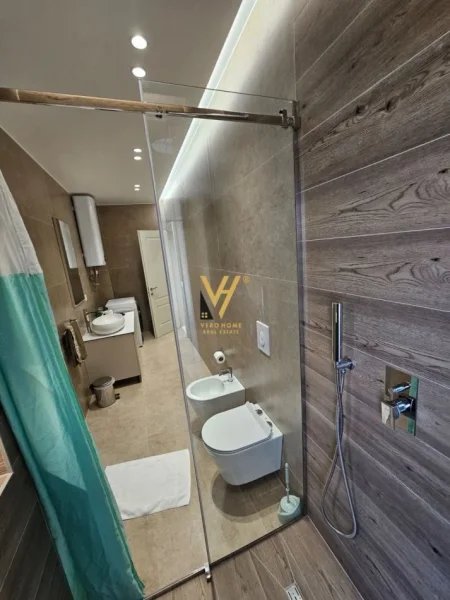 Tirane, jepet me qera apartament 2+1+Ballkon Kati 4, 110 m² 1.300 € (RRUGA E BOGDANEVE)