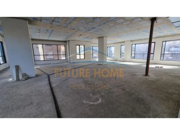 Tirane, jepet me qera ambjent biznesi Kati 2, 452 m² 5.000 € (Rruga Hoxha Tahsim)
