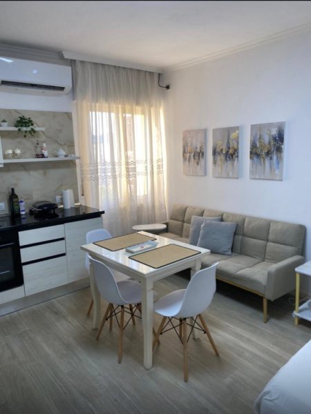 JEPET ME QERA GARSONIERE NE QENDER TE TIRANES  500 €