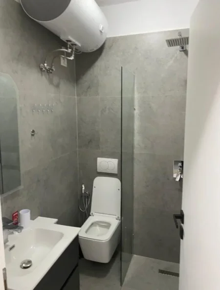 JEPET ME QERA GARSONIERE NE QENDER TE TIRANES  450 €