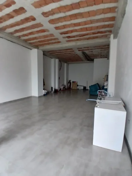 Tirane, jepet me qera ambjent biznesi Kati 0, 95 m² 800 € (Gener 2 ,rruga e burgut)