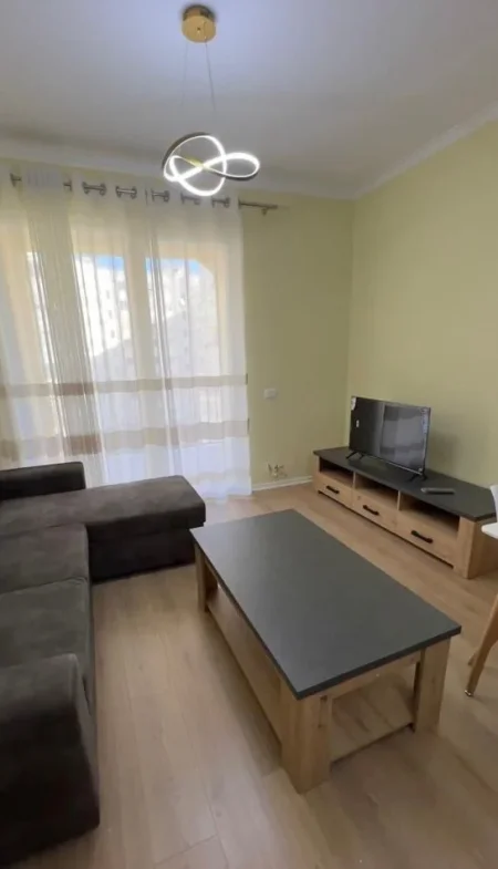 Tirane, jepet me qera apartament 1+1+Ballkon Kati 3, 95 m² 550 € (Grand Gallery)