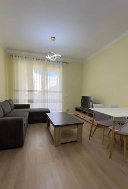 Tirane, jepet me qera apartament 1+1+Ballkon Kati 3, 95 m² 550 € (Grand Gallery)