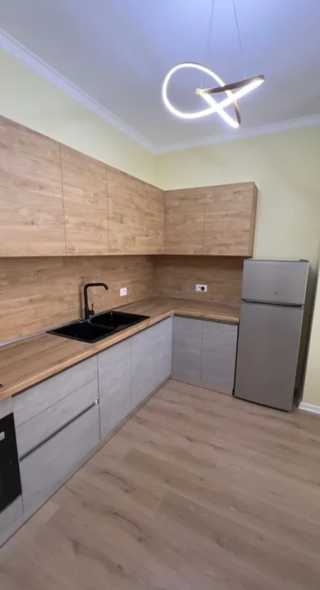 Tirane, jepet me qera apartament 1+1+Ballkon Kati 3, 95 m² 550 € (Grand Gallery)