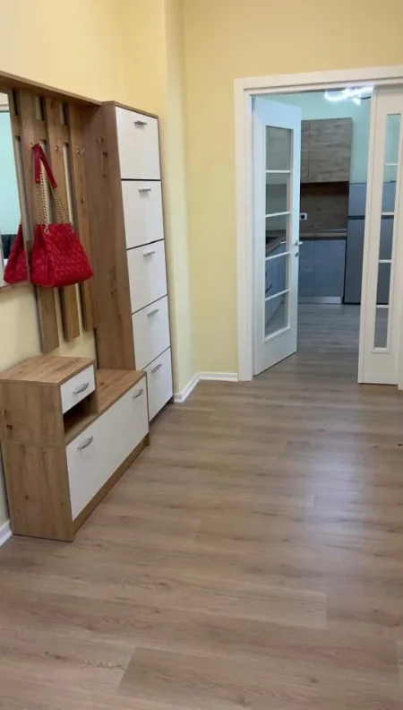 Tirane, jepet me qera apartament 1+1+Ballkon Kati 3, 95 m² 550 € (Grand Gallery)