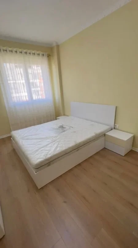Tirane, jepet me qera apartament 1+1+Ballkon Kati 3, 95 m² 550 € (Grand Gallery)