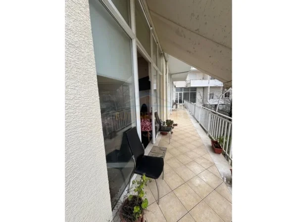 Tirane, jepet me qera ambjent biznesi Kati 1, 32 m² 300 € (FRESK , Prane Njesis 12)