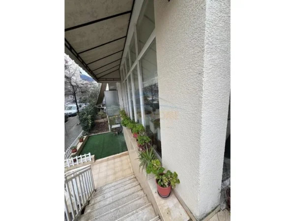Tirane, jepet me qera ambjent biznesi Kati 1, 32 m² 300 € (FRESK , Prane Njesis 12)