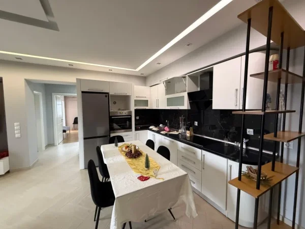 Tirane, jepet me qera apartament 2+1 Kati 12, 100 m² 600 € (Laprake)