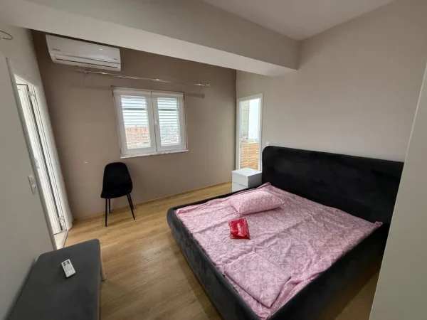 Tirane, jepet me qera apartament 2+1 Kati 12, 100 m² 600 € (Laprake)