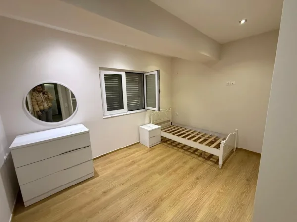 Tirane, jepet me qera apartament 2+1 Kati 12, 100 m² 600 € (Laprake)