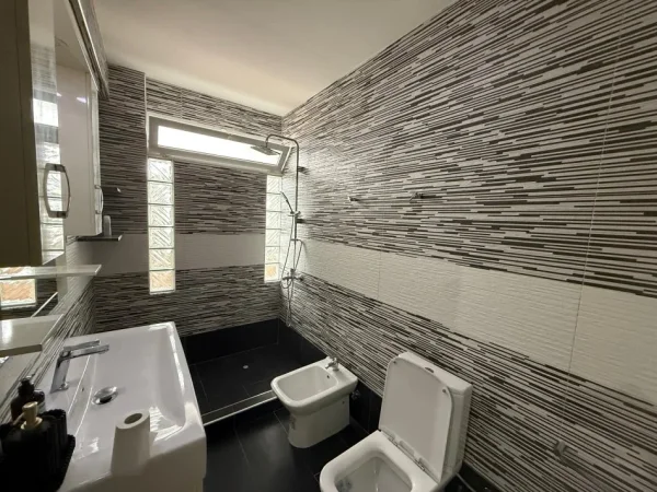 Tirane, jepet me qera apartament 2+1 Kati 12, 100 m² 600 € (Laprake)