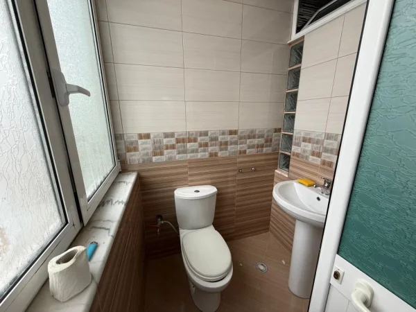 Tirane, jepet me qera apartament 2+1 Kati 12, 100 m² 600 € (Laprake)