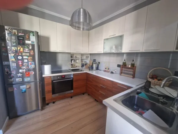 Tirane, jepet me qera apartament 2+1+Ballkon Kati 5, 78 m² 550 € (tefta tashko)