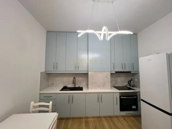 Tirane, jepet me qera apartament 1+1+Ballkon Kati 4, 68 m² 650 € 