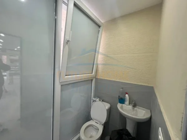 Tirane, jepet me qera ambjent biznesi Kati 1, 85 m² 1.500 € (Rruga Irfan Tomin , Prane Ures Selites)