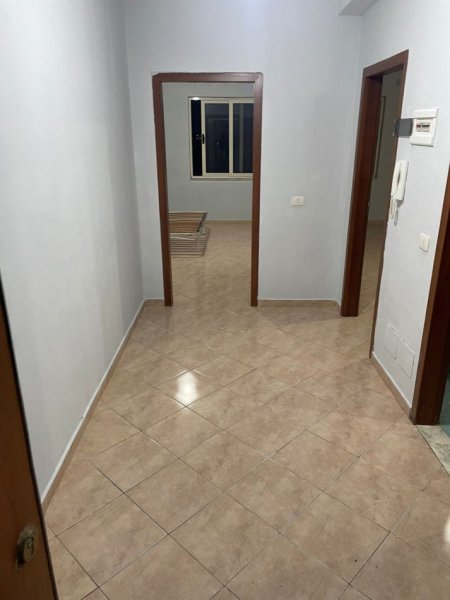 Tirane, jepet me qera apartament 1+1 Kati 4, 60 m² 310 € (Rruga 3 Deshmoret)