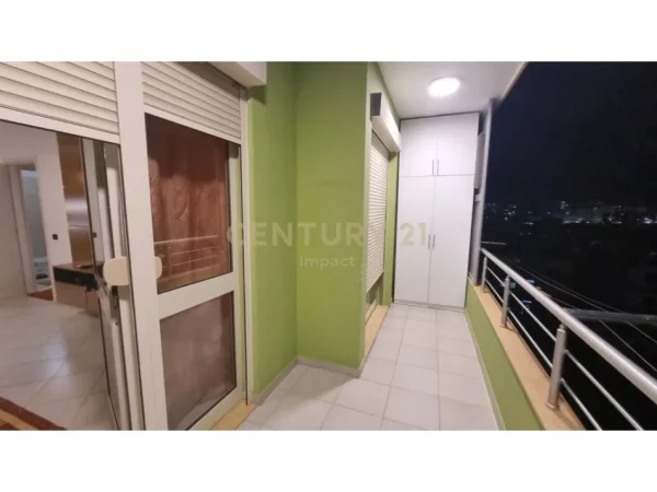 Tirane, jepet me qera apartament 1+1+Ballkon Kati 5, 92 m² 500 € (astir vila L)