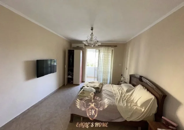 Durres, jepet me qera apartament 3+1+Ballkon Kati 1, 110 m² (GJYKATA DURRES)