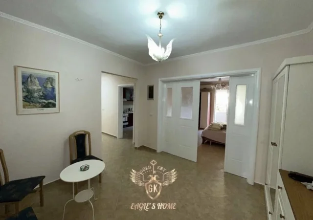 Durres, jepet me qera apartament 3+1+Ballkon Kati 1, 110 m² (GJYKATA DURRES)