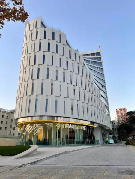 Tirane, jepet me qera zyre Kati 3, 637 m² 20.000 € (QENDER)