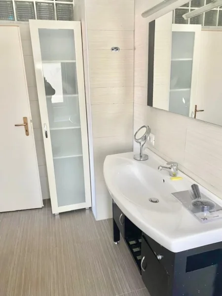 Tirane, jepet me qera apartament 2+1+Ballkon Kati 4, 115 m² 1.100 € (Kopshi Zoologjik)