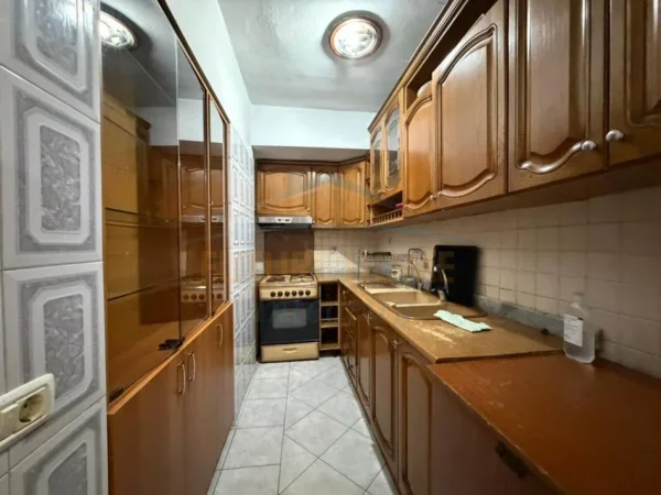 Tirane, shitet apartament 2+1+Ballkon Kati 1, 73 m² 125.000 € (OXHAKU)