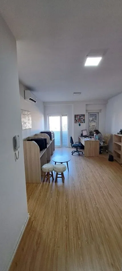 Tirane, jepet me qera zyre Kati 4, 67 m² 550 € (JORDAN MISJA)