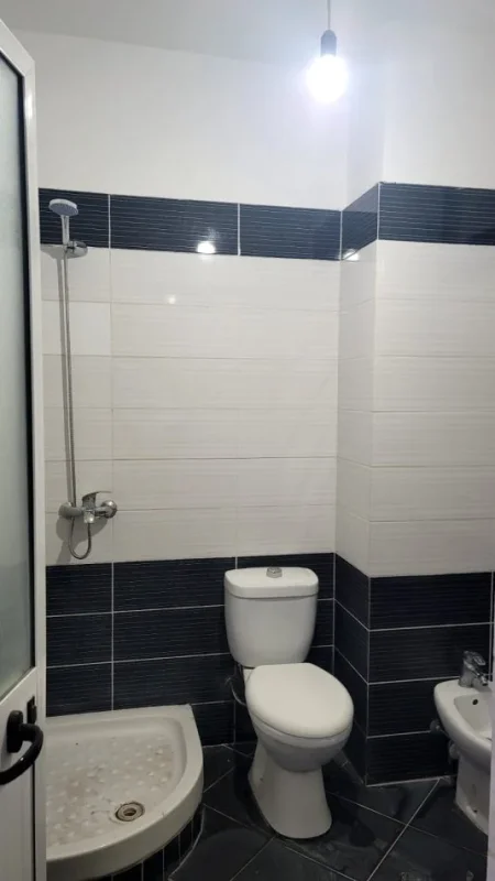 Tirane, jepet me qera apartament 2+1+Ballkon Kati 7, 120 m² 350 € (Astir te 2 Palmat)