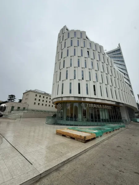 Tirane, jepet me qera zyre Kati 5, 496 m² 12.500 € (QENDER)