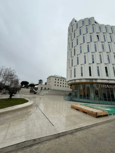 Tirane, jepet me qera dyqan Kati -1, 996 m² 36.000 € (QENDER)