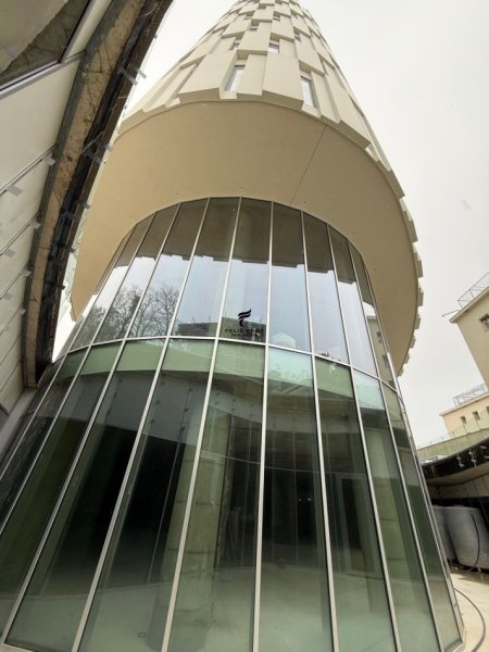 Tirane, jepet me qera dyqan Kati -1, 996 m² 36.000 € (QENDER)