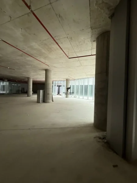 Tirane, jepet me qera dyqan Kati -1, 996 m² 36.000 € (QENDER)