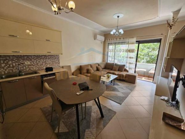 Tirane, jepet me qera apartament Kati 1, 104 m² 450 Euro (UNAZA E RE)